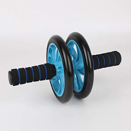De Transformeer je buikspieren ab roller, in de kleuren blauw en zwart, met twee wielen en met schuim beklede handgrepen, staat op een witte achtergrond en is een ideaal hulpmiddel voor effectieve core-workouts.