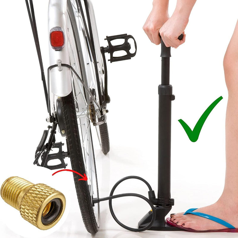 Laad afbeelding in Galerijviewer, Een persoon gebruikt een vloerpomp om een fietsband nauwkeurig op te pompen, met een messing adapter van Verbeter je fietservaring met onze handige fietsventiel adapters, die naadloos aansluit op het Presta-ventiel. Een groen vinkje bevestigt het juiste gebruik.
