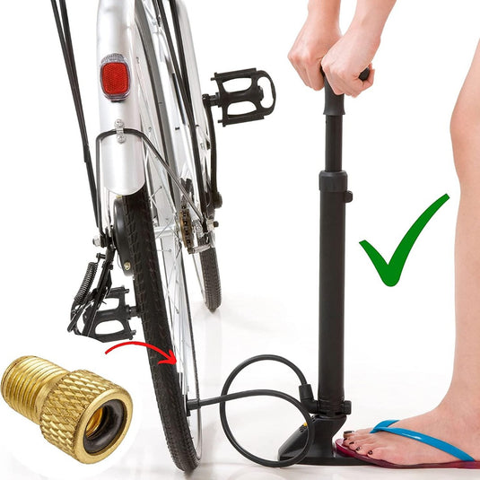 Een persoon gebruikt een vloerpomp om een fietsband nauwkeurig op te pompen, met een messing adapter van Verbeter je fietservaring met onze handige fietsventiel adapters, die naadloos aansluit op het Presta-ventiel. Een groen vinkje bevestigt het juiste gebruik.