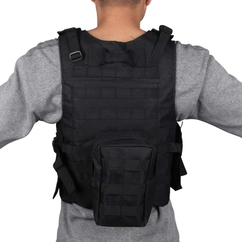 Laad afbeelding in Galerijviewer, Een persoon modelleert het zwarte tactische vest &quot;Ontketen je ware potentieel&quot;, met een achterzak en verstelbare bandjes, perfect voor paintball, terwijl hij een grijs shirt draagt.
