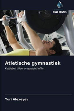 Iemand doet krachttraining met bankdrukken terwijl het boek van Yuri Alexeyev, 