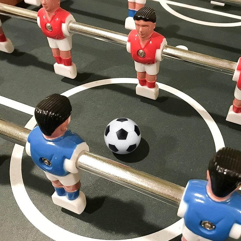 Laad afbeelding in Galerijviewer, Close-up van een tafelvoetbalspel met rode en blauwe ABS-kunststoffiguren met de hoogwaardige tafelvoetbalballetjes op het veld. Speelplezier gegarandeerd!.
