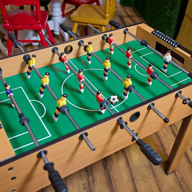 Laad afbeelding in Galerijviewer, Een tafelvoetbaltafel met rode en gele spelers op een houten vloer is klaar om te spelen. Duurzame ABS-kunststof handgrepen zorgen voor urenlang speelplezier, met onze hoogwaardige tafelvoetbal balletjes vakkundig gepositioneerd nabij het midden.
