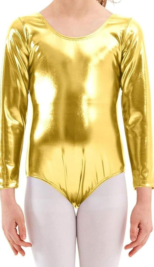 Laad afbeelding in Galerijviewer, Een persoon in een glanzend gouden, lange mouwen turnpakje en witte leggings staat in evenwicht tegen een effen achtergrond, wat de gratie van Balletshirt voor meisjes oproept: Dans met elegantie en comfort!.
