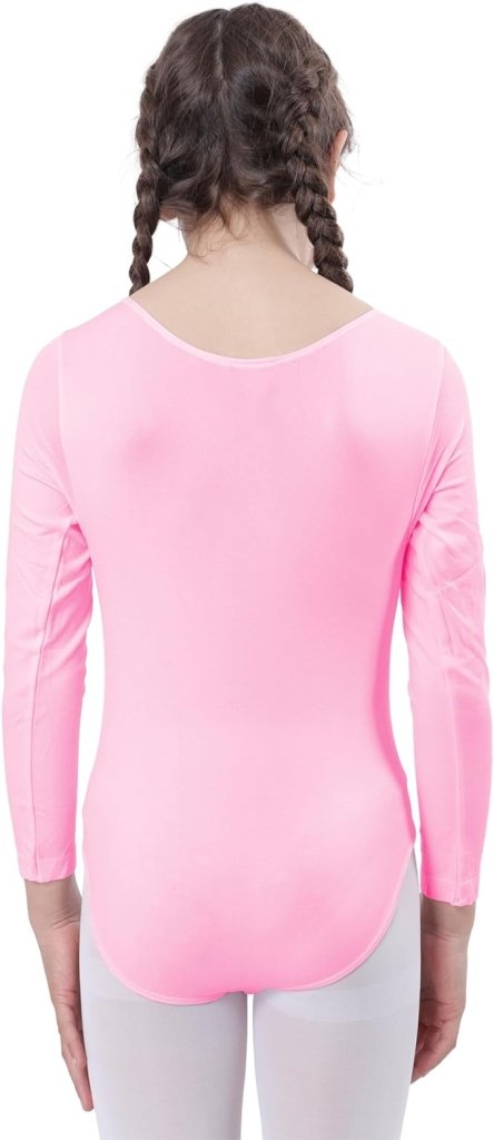 Laad afbeelding in Galerijviewer, Een persoon met gevlochten haar draagt een roze &quot;Balletshirt voor meisjes: Dans met elegantie en comfort!&quot; gecombineerd met een witte legging, met de rug naar de camera gericht, alsof hij klaar is voor dansles.
