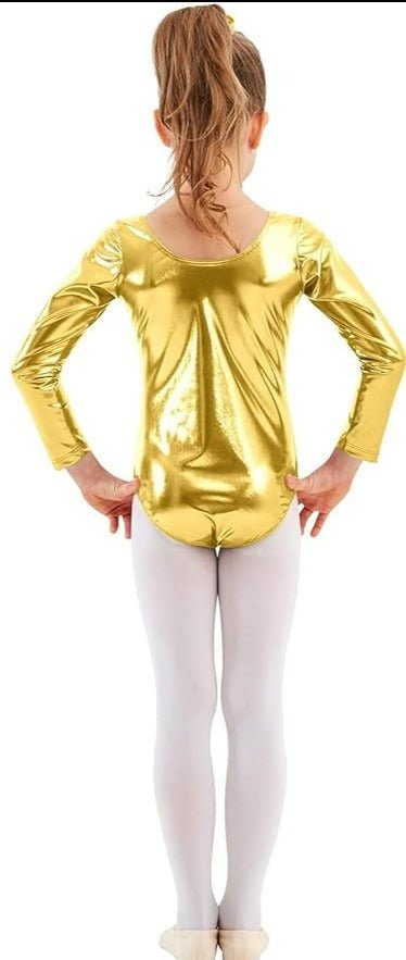 Laad afbeelding in Galerijviewer, Een kind in goud &quot;Balletshirt voor meisjes: Dans met elegantie en comfort!&quot; en witte panty staat met de handen op de heupen, klaar voor danslessen.

