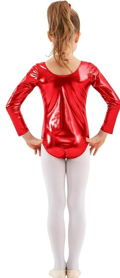 Laad afbeelding in Galerijviewer, Een kind, voorbereid op danslessen, draagt het &quot;Balletshirt voor meisjes: Dans met elegantie en comfort!&quot; - een glimmend rood turnpakje met lange mouwen - en een witte maillot, weggekeerd van de camera.
