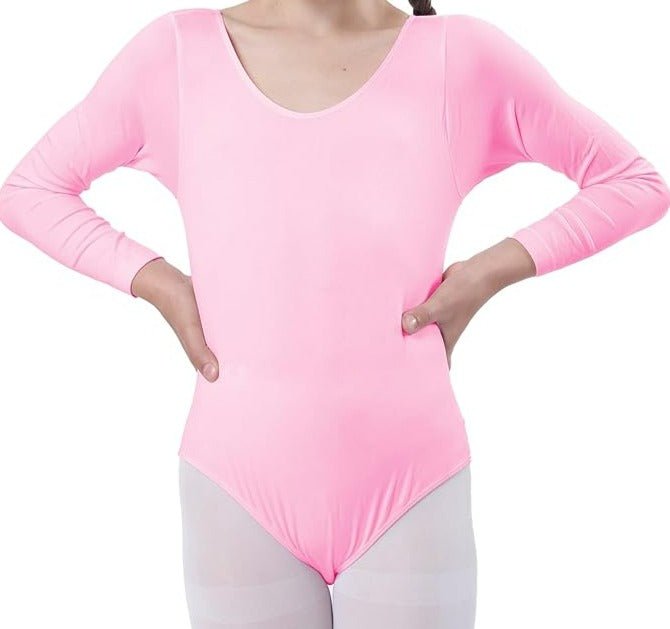 Laad afbeelding in Galerijviewer, Zelfverzekerd staand met de handen in de zij draagt iemand het &quot;Balletshirt voor meisjes: Dans met elegantie en comfort!&quot; — een roze shirt met lange mouwen, perfect voor danslessen, van de nek tot halverwege de dij, dat elegantie en evenwicht uitstraalt.
