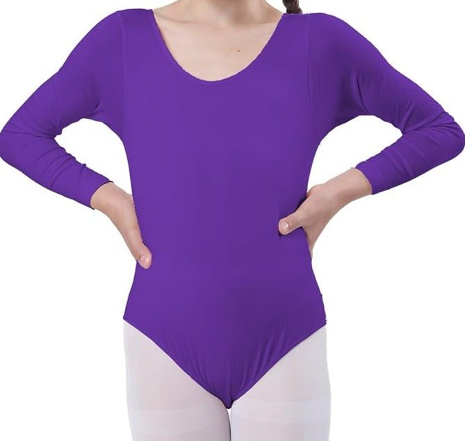 Laad afbeelding in Galerijviewer, Een zelfverzekerd persoon staat met de handen op de heupen en draagt het &quot;Balletshirt voor meisjes: Dans met elegantie en comfort!&quot; en witte panty&#39;s, klaar voor hun danslessen.
