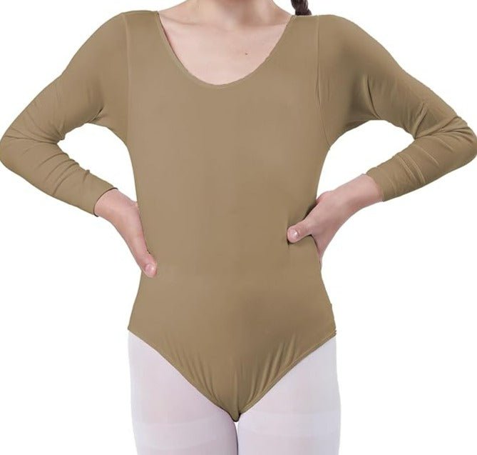 Laad afbeelding in Galerijviewer, In het Balletshirt voor meisjes: Dans met elegantie en comfort!, met lange mouwen en een beige tint, wordt het zelfvertrouwen versterkt door haar witte maillot en handen op de heupen, die de elegantie van danslessen vangen.
