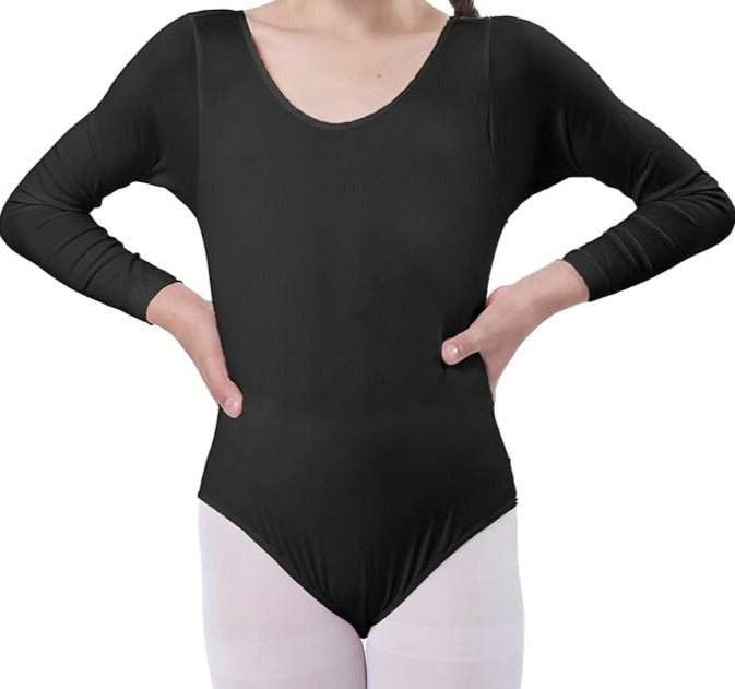 Laad afbeelding in Galerijviewer, Een persoon die het Balletshirt voor meisjes draagt: Dans met elegantie en comfort!, handen op de heupen, gecombineerd met een witte maillot, die doet denken aan jonge dansers die zich voorbereiden op hun danslessen.
