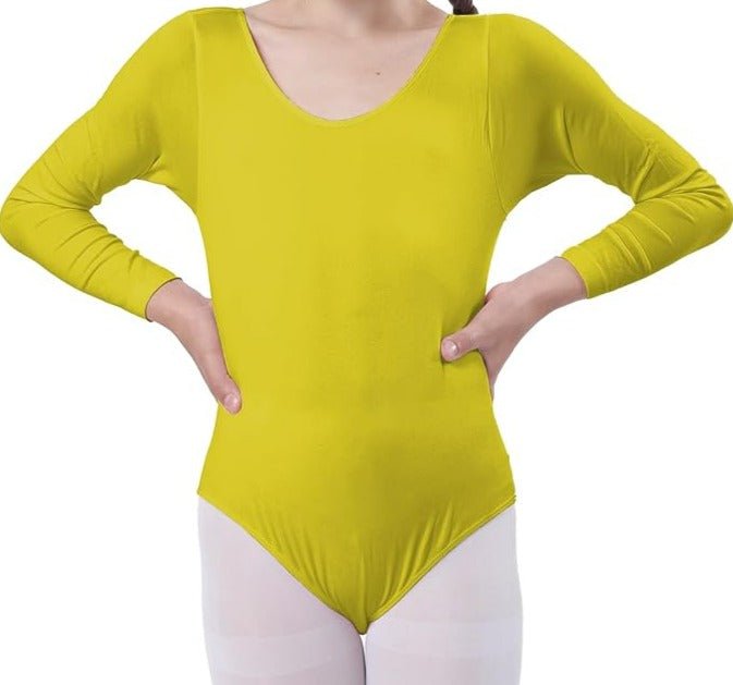 Laad afbeelding in Galerijviewer, Een meisje, met haar handen zelfverzekerd in haar zij, draagt een felgeel &quot;Balletshirt voor meisjes: Dans met elegantie en comfort!&quot; gecombineerd met een witte panty: een opvallende look voor danslessen.
