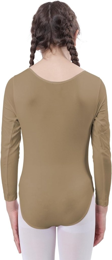 Laad afbeelding in Galerijviewer, Achteraanzicht van een persoon met gevlochten haar, gekleed in een beige Balletshirt voor meisjes: Dans met elegantie en comfort! met lange mouwen en een witte panty, staande tegen een effen achtergrond.
