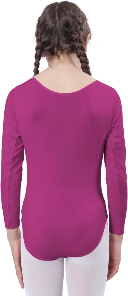 Laad afbeelding in Galerijviewer, Een persoon met gevlochten haar, gekleed in een magenta &quot;Balletshirt voor meisjes: Dans met elegantie en comfort!&quot; en witte panty, is klaar voor hun danslessen.
