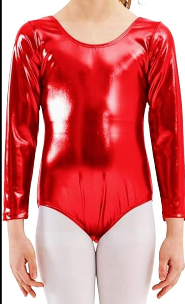 Laad afbeelding in Galerijviewer, Tegen een effen achtergrond is een persoon afgebeeld van nek tot dijen, gekleed in een glanzend rood &#39;Balletshirt voor meisjes: Dans met elegantie en comfort!&#39; met lange mouwen en witte leggings.
