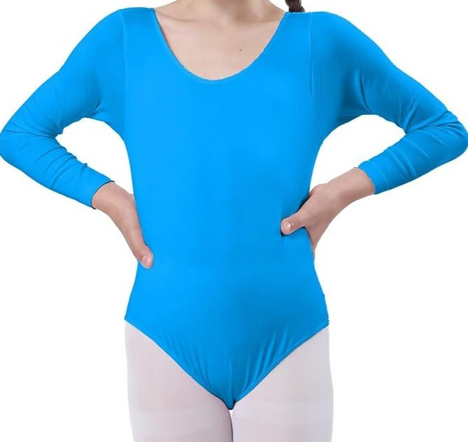 Laad afbeelding in Galerijviewer, Een persoon in een Balletshirt voor meisjes, felblauw met lange mouwen en een lichte panty, poseert met de handen op de heupen, klaar voor de balletles.

