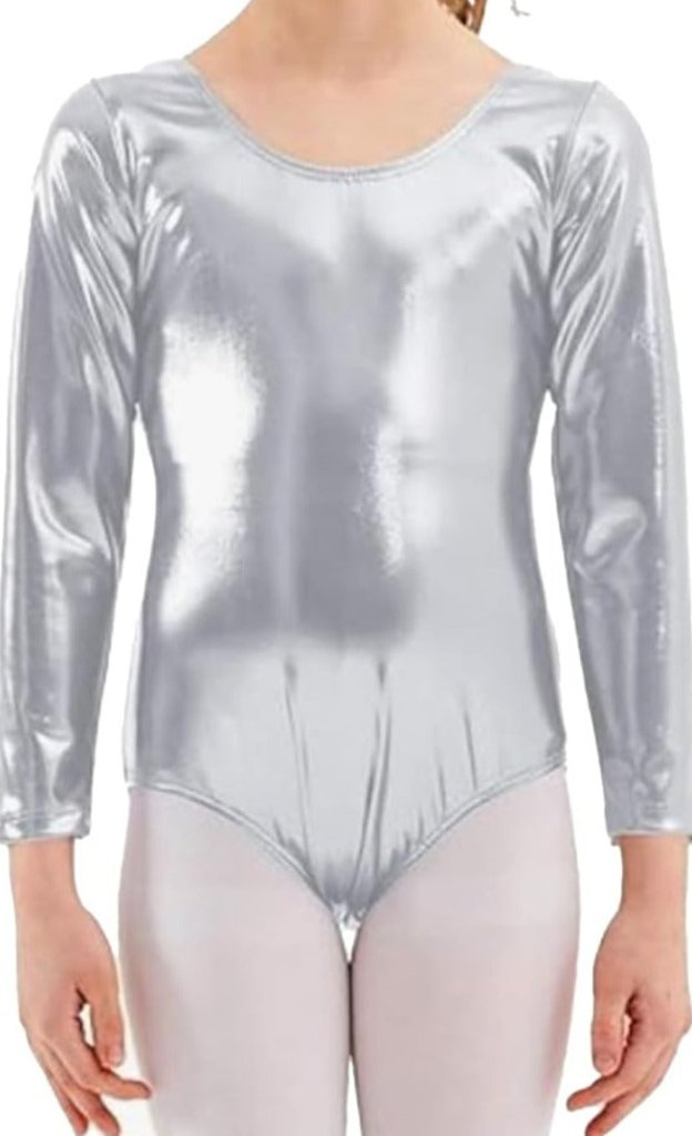 Laad afbeelding in Galerijviewer, Gekleed in een metallic zilveren turnpakje met lange mouwen en een witte panty, die doet denken aan de collectie &quot;Balletshirt voor meisjes: Dans met elegantie en comfort!&quot;, staat een persoon sierlijk tegen een effen achtergrond. Ideaal voor danslessen vanwege het elegante en eenvoudige ontwerp.
