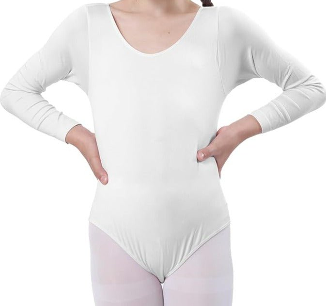 Laad afbeelding in Galerijviewer, Een meisje poseert zelfverzekerd met haar handen in haar zij tegen een witte achtergrond. Ze draagt het shirt &quot;Balletshirt voor meisjes: Dans met elegantie en comfort!.
