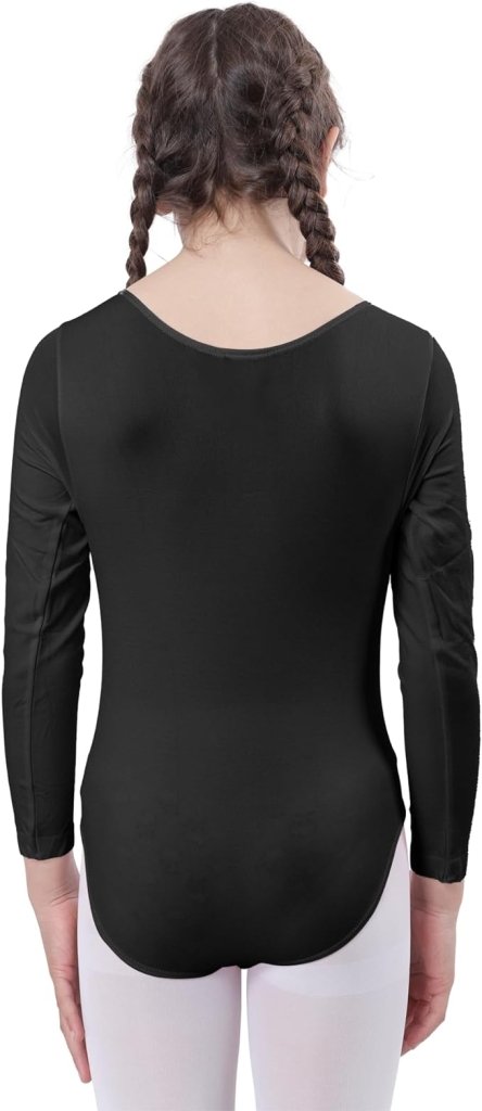 Op de rug is een persoon met gevlochten haar te zien, gekleed in een zwart "Balletshirt voor meisjes: Dans met elegantie en comfort!" en witte maillot, ideaal voor danslessen.