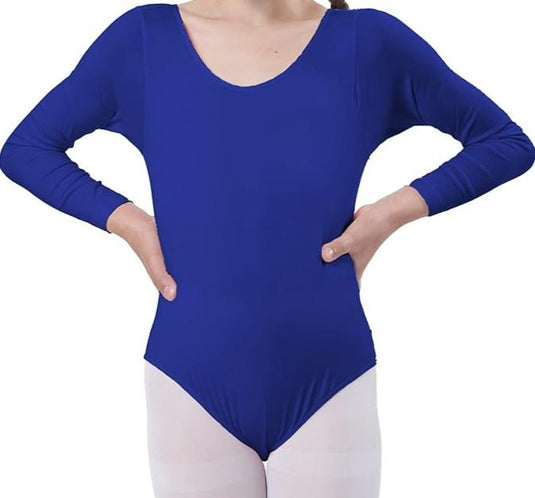 Een persoon poseert zelfverzekerd met de handen op de heupen, gekleed in een Balletshirt voor meisjes—Dans met elegantie en comfort!—gecombineerd met een witte panty, klaar voor hun danslessen.