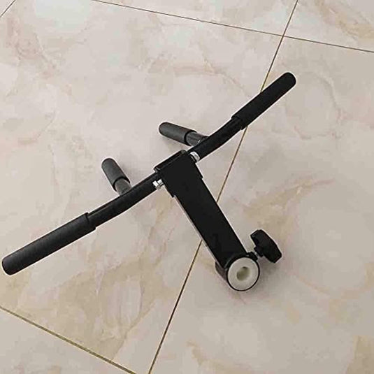 Ontdek de veelzijdigheid en duurzaamheid van de barbell T-bar row, met een verstelbare opdrukstang met zwarte handgrepen en een klein wit wiel, ideaal voor krachttraining op een betegelde vloer.