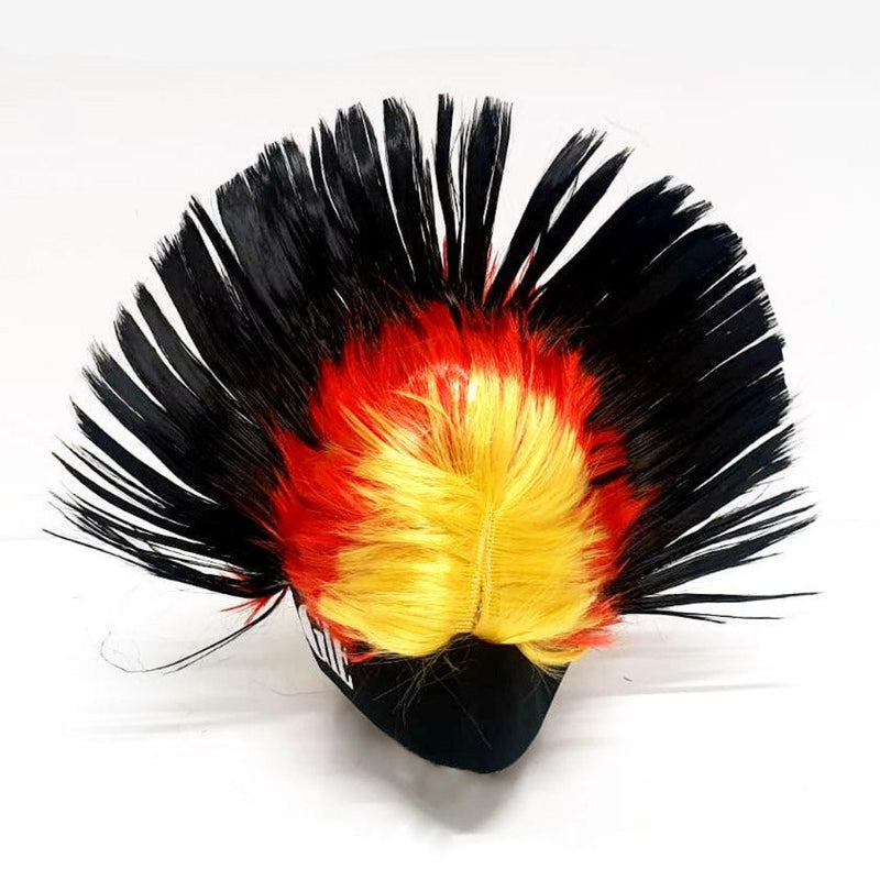 Laad afbeelding in Galerijviewer, Een hoofdtooi van zwarte, rode en gele veren, symmetrisch gerangschikt als de Belgische hanenkam-pruik voor Rode Duivels-fans, afgebeeld op een effen witte achtergrond. Product: Breng de Belgische trots naar voren met deze opvallende Belgische hanenkam pruik!.
