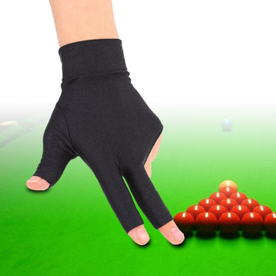 Een hand met de Verhoog je biljartspel met onze flexibele biljarthandschoen zweeft boven een pooltafel waar een driehoek rode ballen klaar ligt om te spelen.