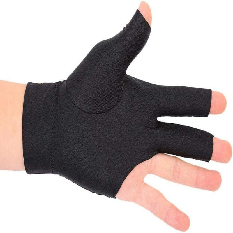 Laad afbeelding in Galerijviewer, Een hand met &quot;Verhoog je biljartspel met onze flexibele biljarthandschoen&quot;, een zwarte elastische spandex handschoen met zichtbare vingertoppen, tegen een witte achtergrond.
