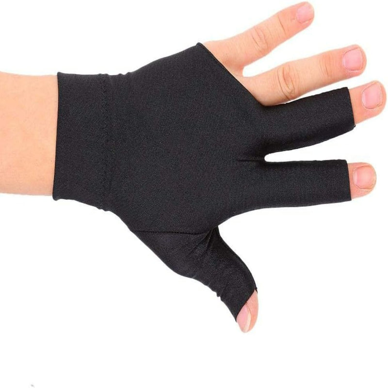 Laad afbeelding in Galerijviewer, Een hand draagt de &quot;Verhoog je biljartspel met onze flexibele biljarthandschoen&quot;, die de duim, wijs- en middelvinger bedekt tegen een witte achtergrond. Gemaakt van elastisch spandex-materiaal voor een goede pasvorm en optimaal comfort tijdens het spelen.
