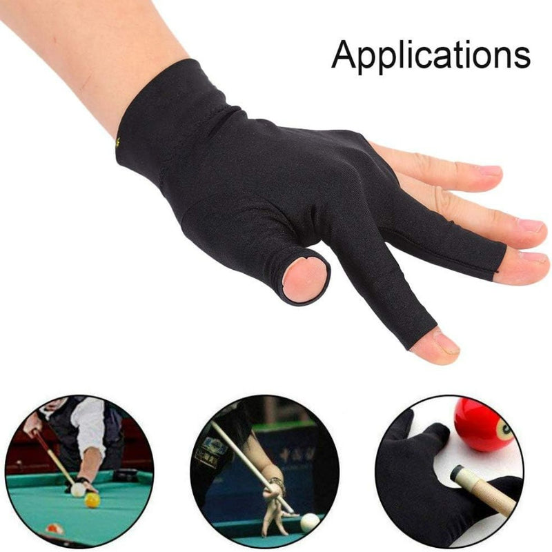 Laad afbeelding in Galerijviewer, Een hand trekt een zwarte drievingerige biljarthandschoen van elastisch spandex-materiaal aan. Boven afbeeldingen van poolspelers die soortgelijke handschoenen aantrekken, met &quot;Verhoog je biljartspel met onze flexibele biljarthandschoen&quot; in de rechterbovenhoek.
