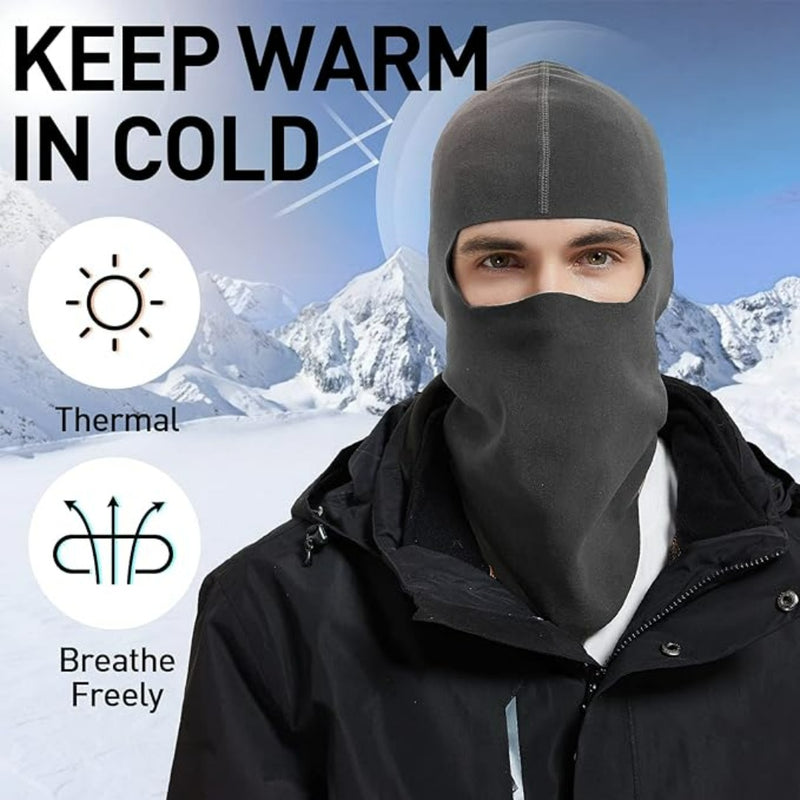 Laad afbeelding in Galerijviewer, Een persoon in een donkere bivakmuts staat tegen een besneeuwde bergachtergrond. De tekst luidt: &quot;Blijf warm en comfortabel in de kou&quot;, met de nadruk op het winddichte ontwerp met iconen voor &quot;Thermal&quot; en &quot;Breathe Freely&quot;. Perfect voor buitenactiviteiten.
