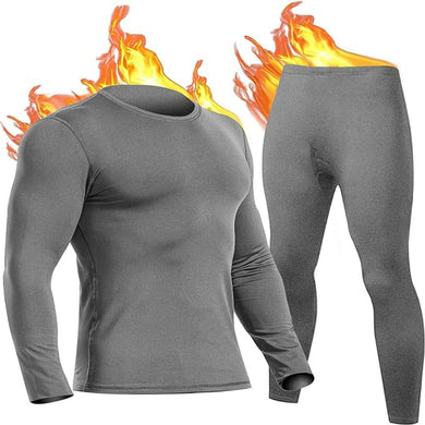 Het Blijf Warm en Comfortabel thermo-ondergoed voor heren, bestaande uit een grijs thermoshirt en broek met geïllustreerde vlammen op de achtergrond, suggereert warmte en is gemaakt van winddicht materiaal.