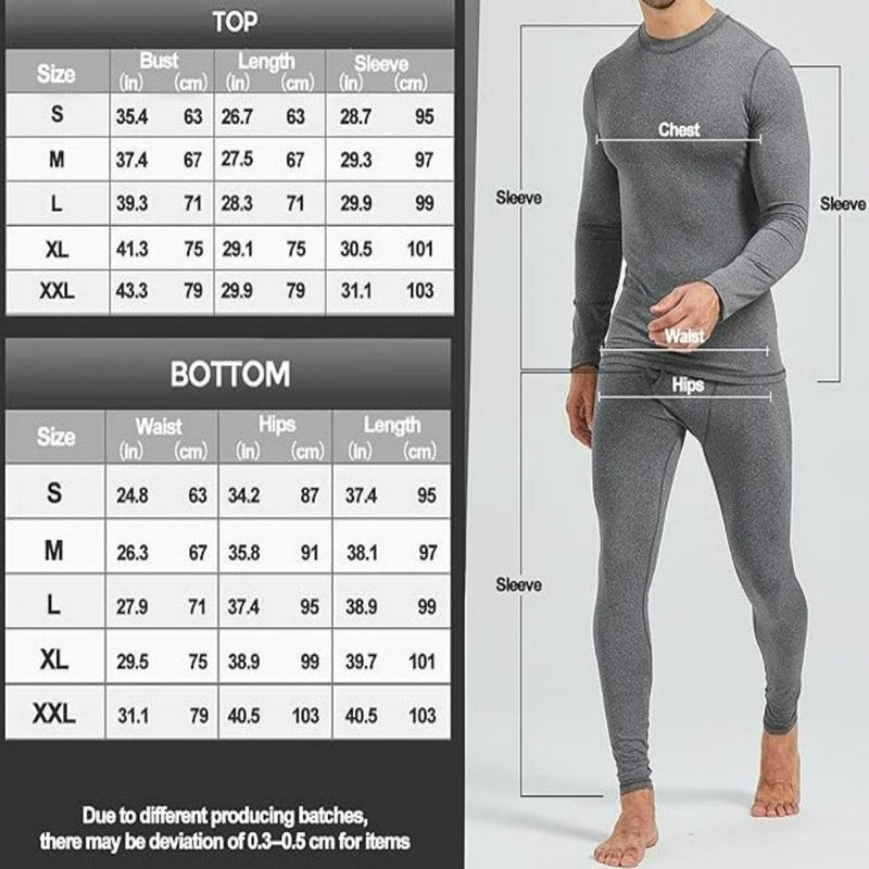 Laad afbeelding in Galerijviewer, Een man draagt een grijs thermisch boven- en onderstuk van hoogwaardig fleece. Een maattabel voor S tot XXL, met borst-, taille-, heup- en lengtematen, staat links. Ideaal voor mannen die comfort zoeken tegen de elementen met onze &quot;Blijf warm en comfortabel met ons thermo-ondergoed voor heren.
