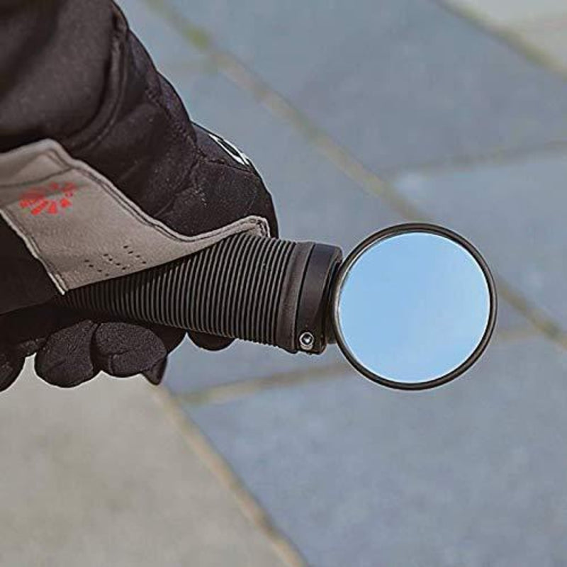 Laad afbeelding in Galerijviewer, Een persoon die een handschoen draagt, houdt buiten een ronde intrekbare &quot;Verbeter je fietstocht met de uitgebreide BM-45 stuureinde fietsspiegel&quot; vast, die de helderblauwe lucht weerspiegelt.
