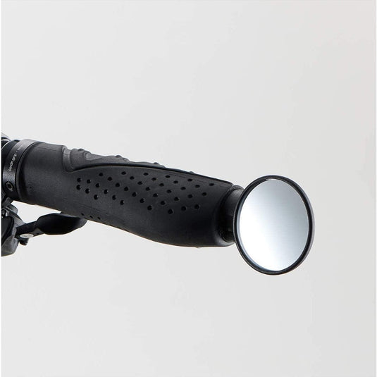Een fietsstuur met een zwarte handgreep en de veelzijdige BM-45 stuureinde fietsspiegel is bevestigd voor extra veiligheid en duurzaamheid.