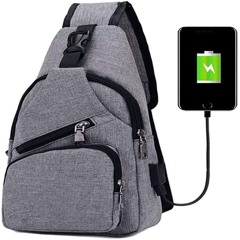 Laad afbeelding in Galerijviewer, Een veelzijdige grijze crossbodytas met meerdere compartimenten met ritssluiting en een externe USB-oplaadpoort aangesloten op een smartphone met een vol batterijpictogram. Product: Ontdek de ultieme vrijheid met onze veelzijdige crossbody tas!.
