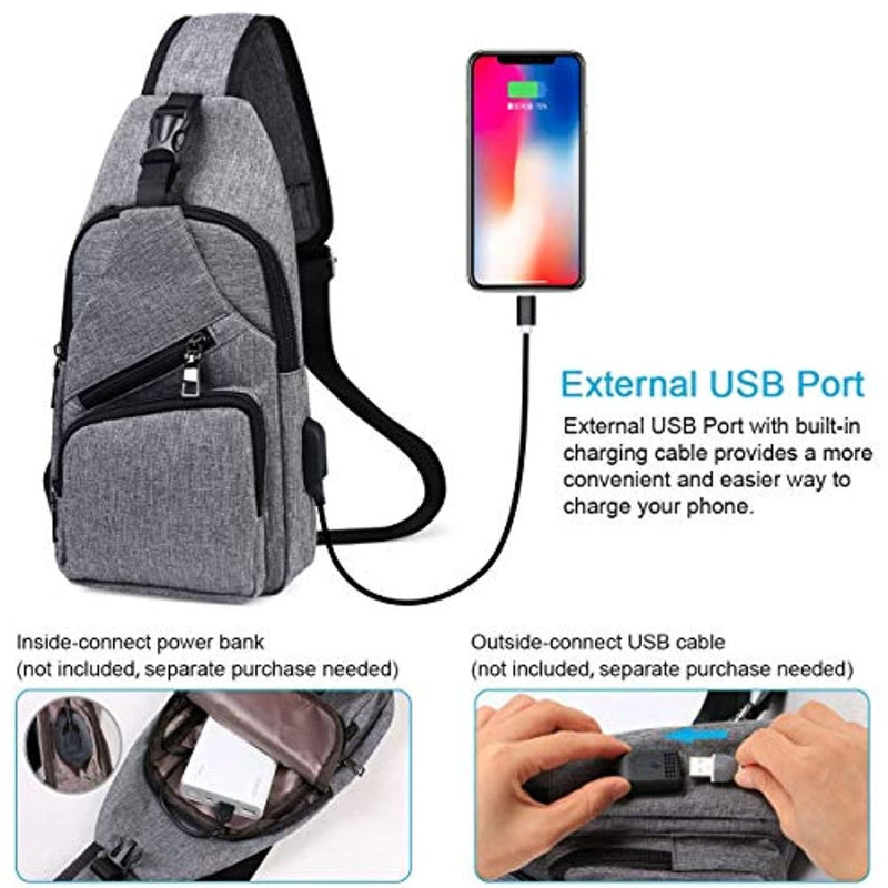 Laad afbeelding in Galerijviewer, Er wordt een grijze crossbody-slingrugzak met een externe USB-oplaadpoort getoond die een telefoon oplaadt. Inzetstukken tonen interne powerbank- en externe kabelconfiguraties, met een opmerking over de afzonderlijke aankoop van deze accessoires. Product: Ontdek de ultieme vrijheid met onze veelzijdige crossbody tas!.
