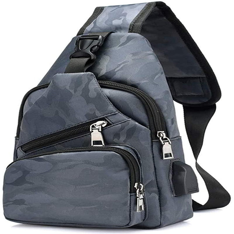 Laad afbeelding in Galerijviewer, De veelzijdige crossbodytas Ontdek de ultieme vrijheid in grijze camouflage heeft meerdere compartimenten met ritssluiting, een verstelbare riem en een handige externe USB-oplaadpoort om onderweg op te laden.
