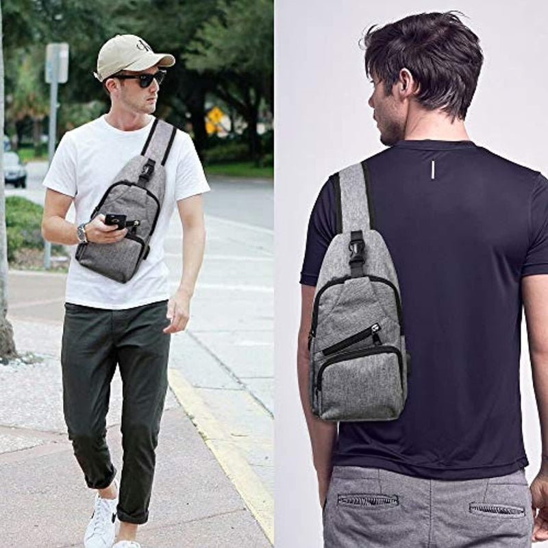 Laad afbeelding in Galerijviewer, Twee mannen met grijze crossbodytassen met handige externe USB-oplaadpoort. Degene links, in een wit overhemd en pet, kijkt tijdens het lopen op zijn telefoon. De ander staat met het gezicht van zich af in een zwart overhemd. Ze showen de &quot;Ontdek de ultieme vrijheid met onze veelzijdige crossbody tas!.
