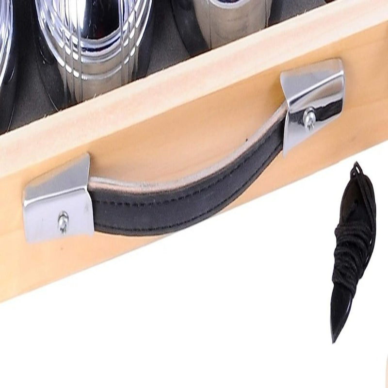 Laad afbeelding in Galerijviewer, Een luxe cadeau-idee: ons elegant petanquespel, &quot;Geniet van eindeloos plezier met ons petanquespel in houten kist,&quot; heeft een zwarte leren handgreep en zilveren metalen details met cilindervormige metalen objecten, plus een kleine zwarte touwlus naast het geheel.
