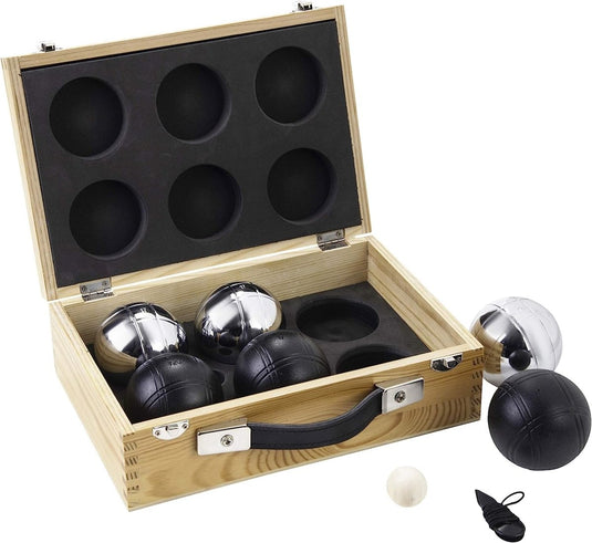 De Luxe jeu de boules set bestaat uit een houten boulekoffer met metalen en zwarte jeu de boules ballen, elk op zijn eigen plek, samen met verschillende stalen ballen buiten de koffer, een witte jackbal en een zwart meetkoord.