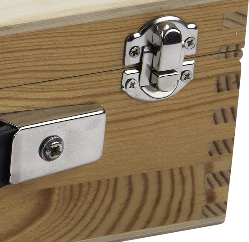 Laad afbeelding in Galerijviewer, Close-up van een houten kisthoek van een Luxe jeu de boules-set met in elkaar grijpende verbindingen, metalen sluiting en handvat, ideaal voor het opbergen van de petanqueballen.
