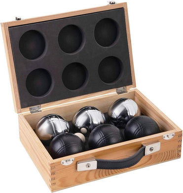 De Luxe jeu de boules set bevat op stijlvolle wijze een petanqueset met zes stalen ballen en een kleine witte doelbal, alles stevig op hun plaats gehouden met schuimrubberen inzetstukken ter bescherming.