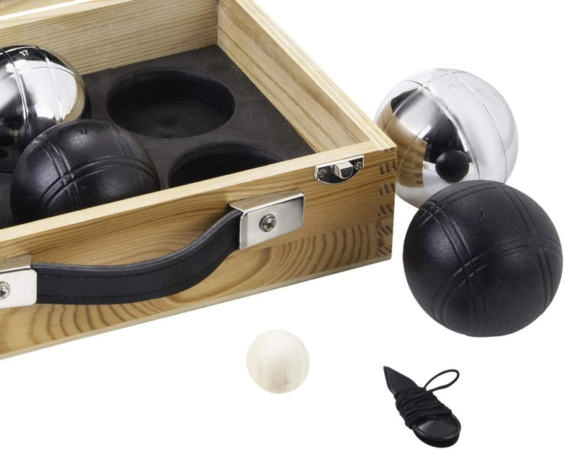 Laad afbeelding in Galerijviewer, De Luxe jeu de boules set bevat chique zwarte en zilveren bocce ballen in een houten koffer met handvat. Het bevat een zwarte, een zilveren bal aan de buitenkant, een kleine witte doelbal en een meetinstrument, wat elegant petanqueplezier biedt voor elke bijeenkomst.
