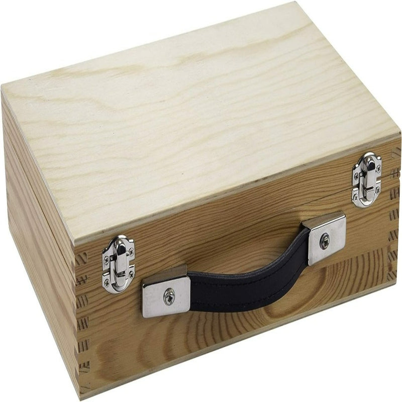 Load image into Gallery viewer, De &quot;Ervaar petanque plezier met ons prachtige petanque spel in kist van hout&quot; heeft een stijlvolle houten kist met een strak zwart handvat en twee stevige metalen sluitingen aan de voorkant.
