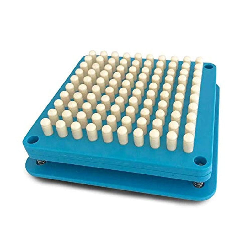 Laad afbeelding in Galerijviewer, De Creëer je eigen capsules thuis Capsulevulmachine 0 heeft een blauw handmatig ontwerp met witte capsulegleuven in een rasterpatroon, waardoor het vullen van capsules eenvoudig en efficiënt is.
