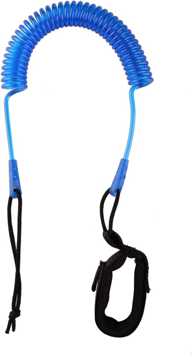 Laad afbeelding in Galerijviewer, Ervaar het comfort en de veiligheid van de Coiled SUP leash: de veiligste manier om van het water te genieten, met een met schuim gevoerde polsband en stevige zwarte koorden aan de uiteinden.
