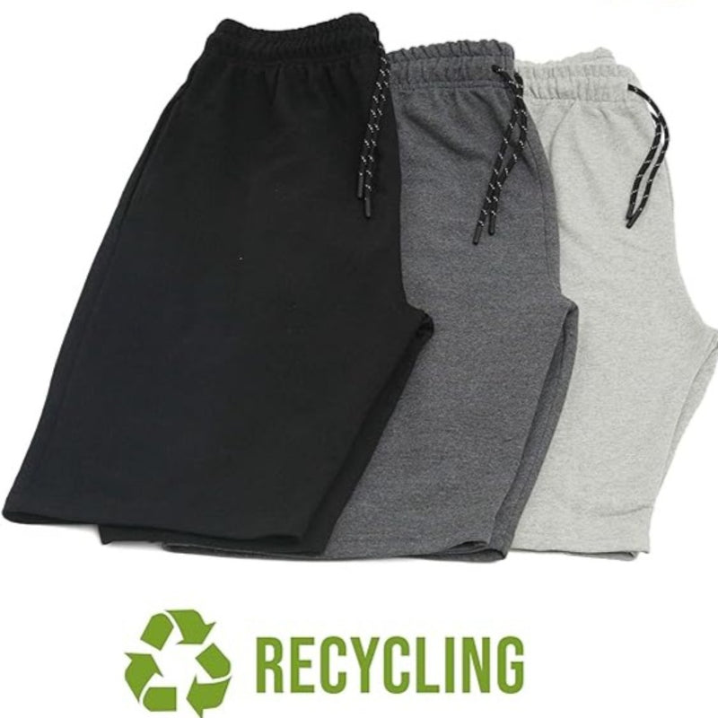 Laad afbeelding in Galerijviewer, Drie paar zwarte, donkergrijze en lichtgrijze Comfortabele, praktische bermuda&#39;s voor heren zijn naast elkaar gerangschikt op een witte achtergrond met een recyclingsymbool en &quot;Recycling&quot; eronder. Deze short is gemaakt van geweven stof en biedt comfort, perfect voor elke gelegenheid.
