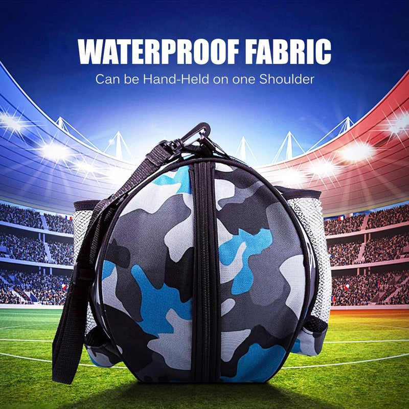 Load image into Gallery viewer, Op een voetbalveld met een stadionachtergrond staat een multifunctionele tas met camouflagepatroon, gemaakt van duurzaam materiaal, met de tekst: &quot;De basketballas die je nodig hebt om je spel naar een hoger niveau te tillen.&quot; Kenmerken omvatten WATERDICHTE STOF en grote capaciteit. Kan in de hand worden gehouden of op één schouder worden gedragen.

