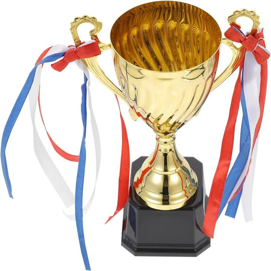 De "De perfect gouden trofee voor jouw prestaties" is een gouden trofee met een zwarte basis, twee handvatten en rode, witte en blauwe linten. Het bevat een aanpasbare plaquette voor elke gelegenheid, waardoor het ideaal is om je basketbalster of een verdienstelijk individu te eren.